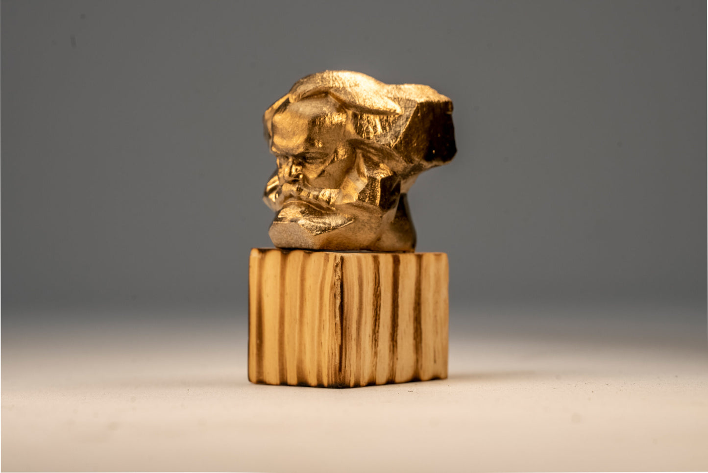Statue Karl-Marx-Monument (klein) - Du wirst ihn lieben, diesen kleinen, handgefertigten Karli! Gold