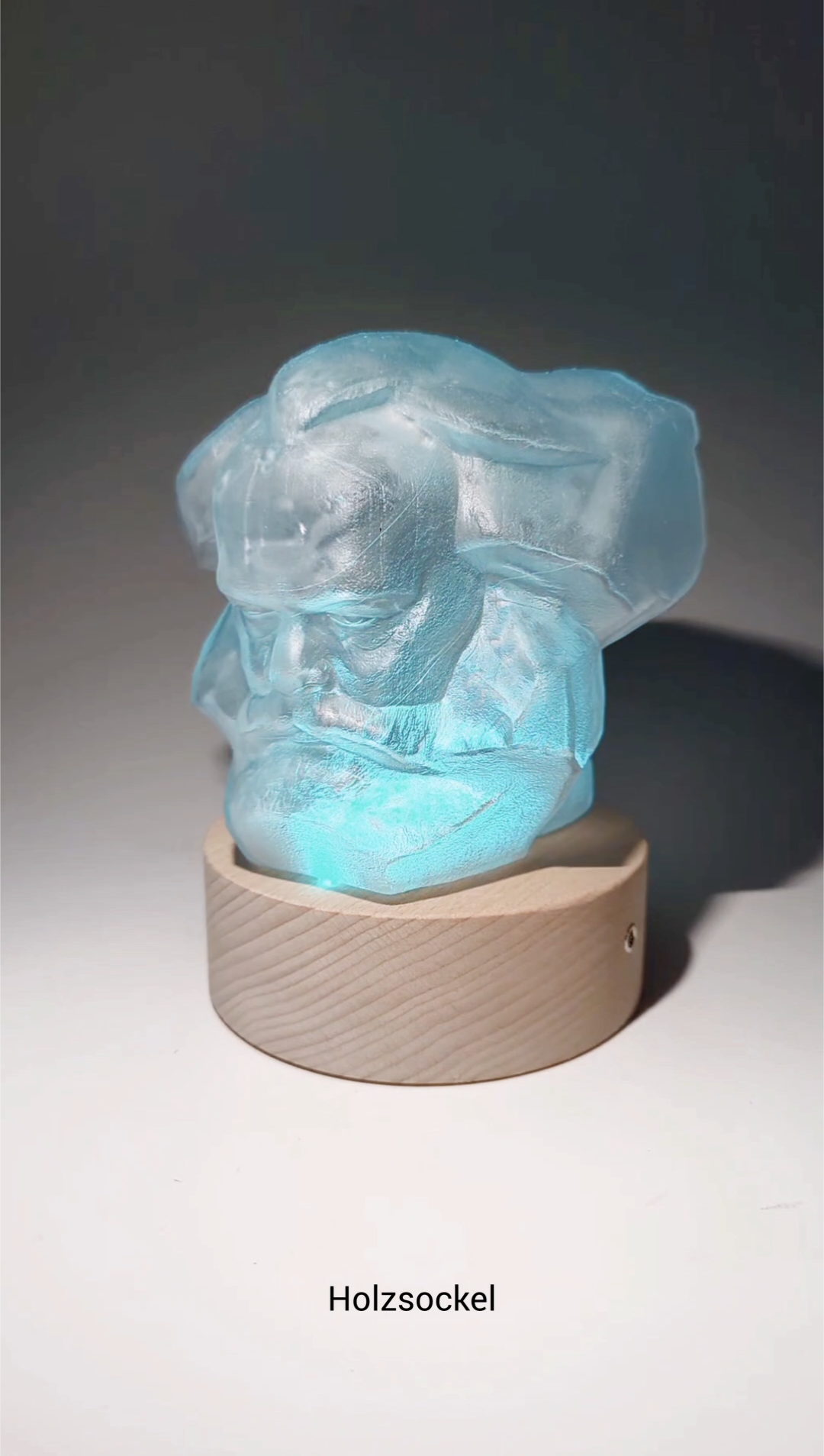 Lampe-3D-LED Karl Marx mit Farbwechsel - Tagsüber wie eine zarte Statue, aber im Dunkeln erstrahlt er. Farbwechsel