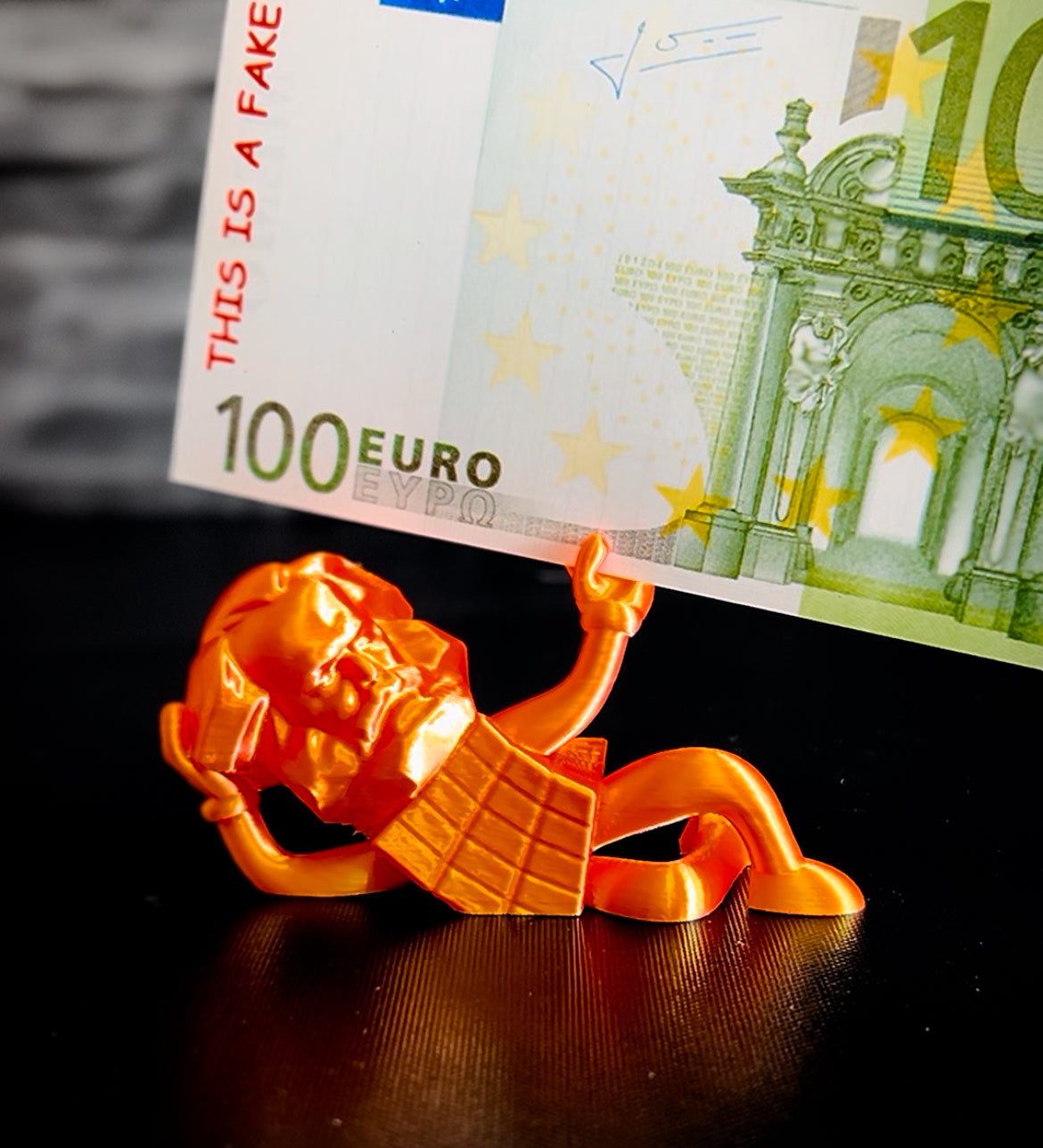 Geldgeschenke - Chemnitzer Karli hält 100 € fest