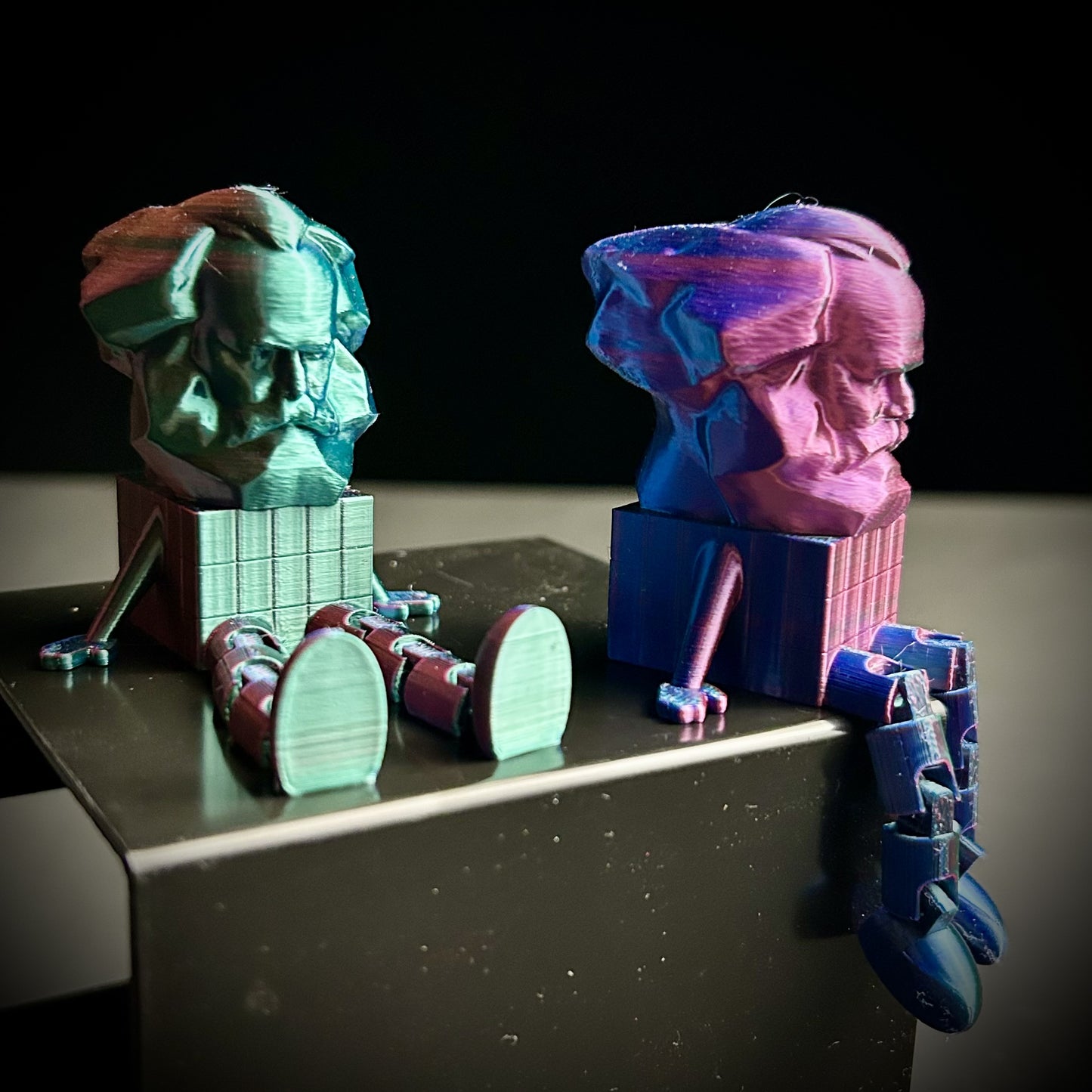 Stell dir vor: Das bekannte Karl‑Marx‑Monument bekommt Beine, Arme