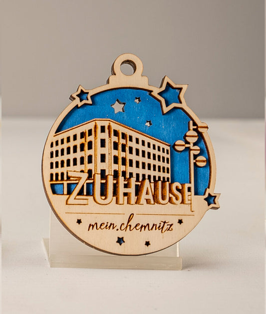 Holz-Weihnachtsschmuck Brühl Chemnitz, handgefertigte Deko mit farbigem Hintergrund