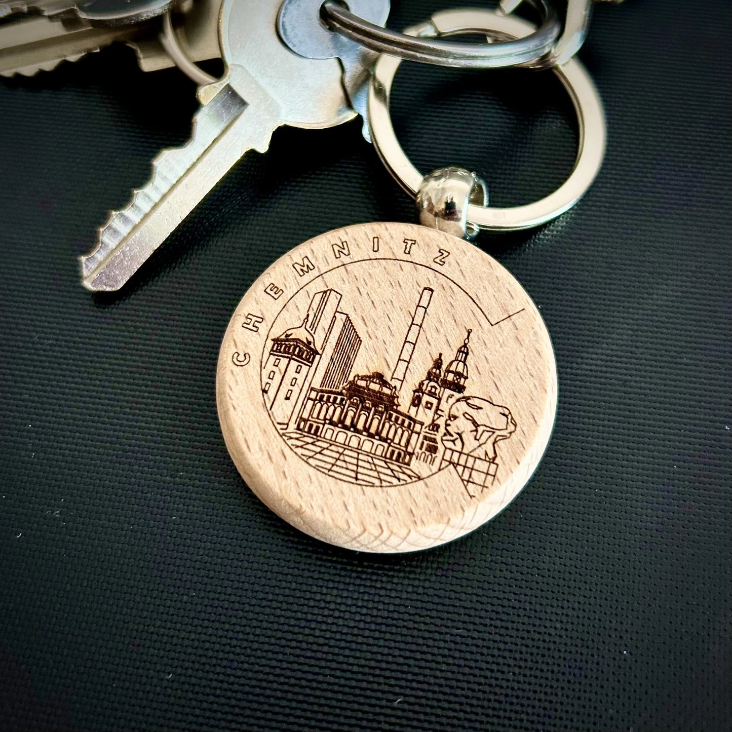 Runder Holz Schlüsselanhänger mit eingravierten ‪Siluetten der Stadt Chemnitz