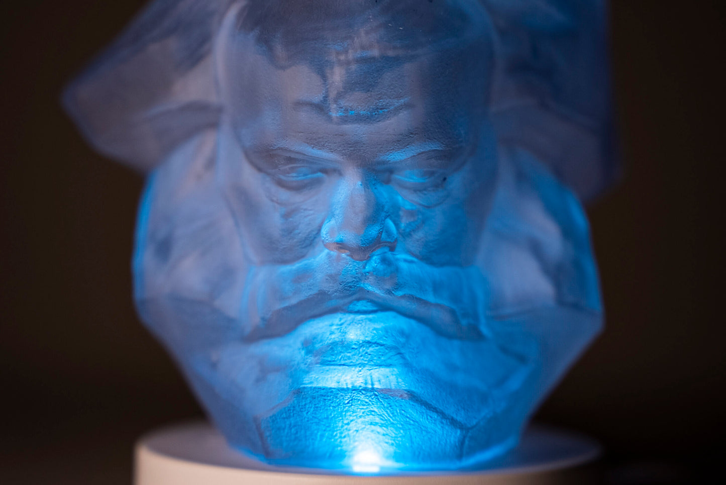 Lampe-3D-LED Karl Marx mit Farbwechsel - Tagsüber wie eine zarte Statue, aber im Dunkeln erstrahlt er. Farbwechsel