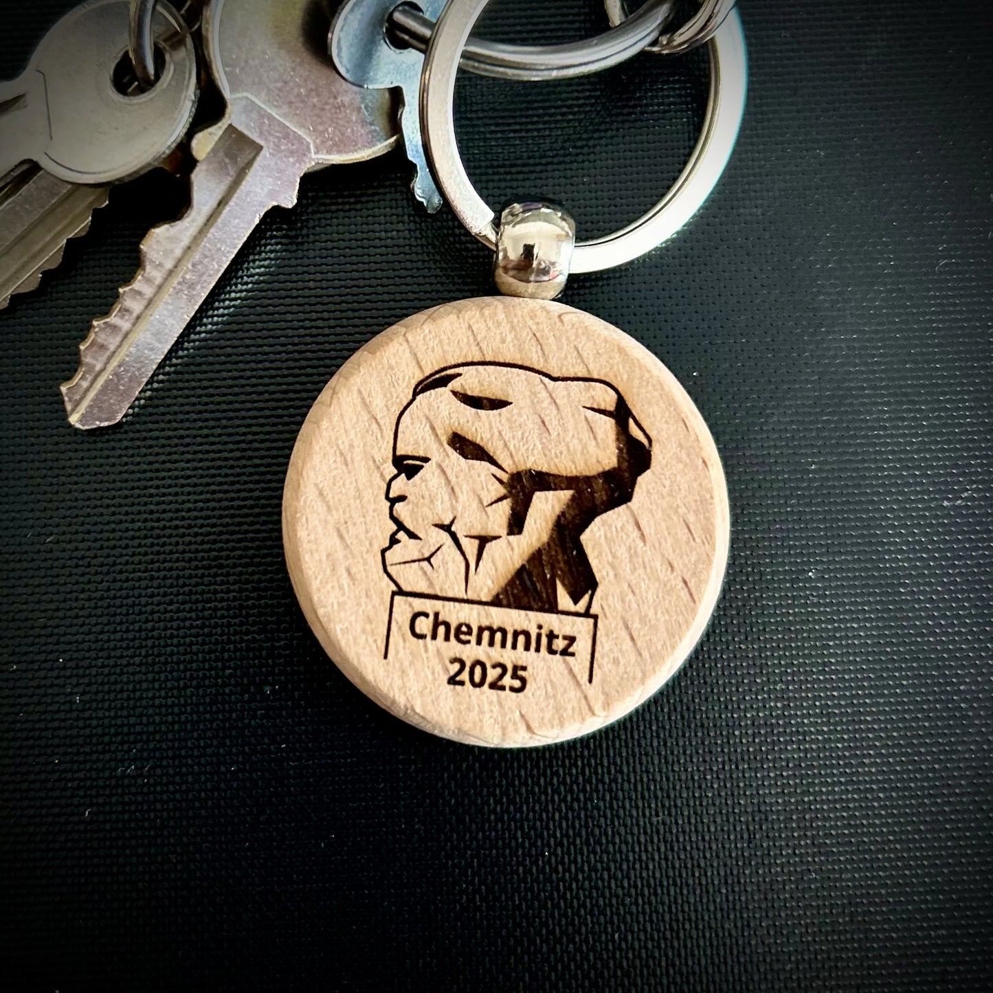 Karl Marx Kopf Chemnitz - eingebrannt auf einem runden Schlüsselanhänger aus Holz - Erinnerung an Chemnitz