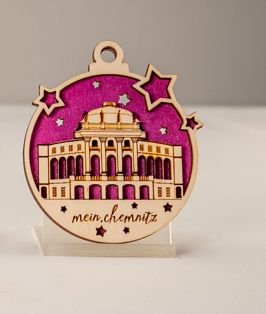 Handgefertigter Holz-Weihnachtsschmuck mit Opernhaus Chemnitz, violetter Hintergrund, Souvenir der Kulturhauptstadt 2025