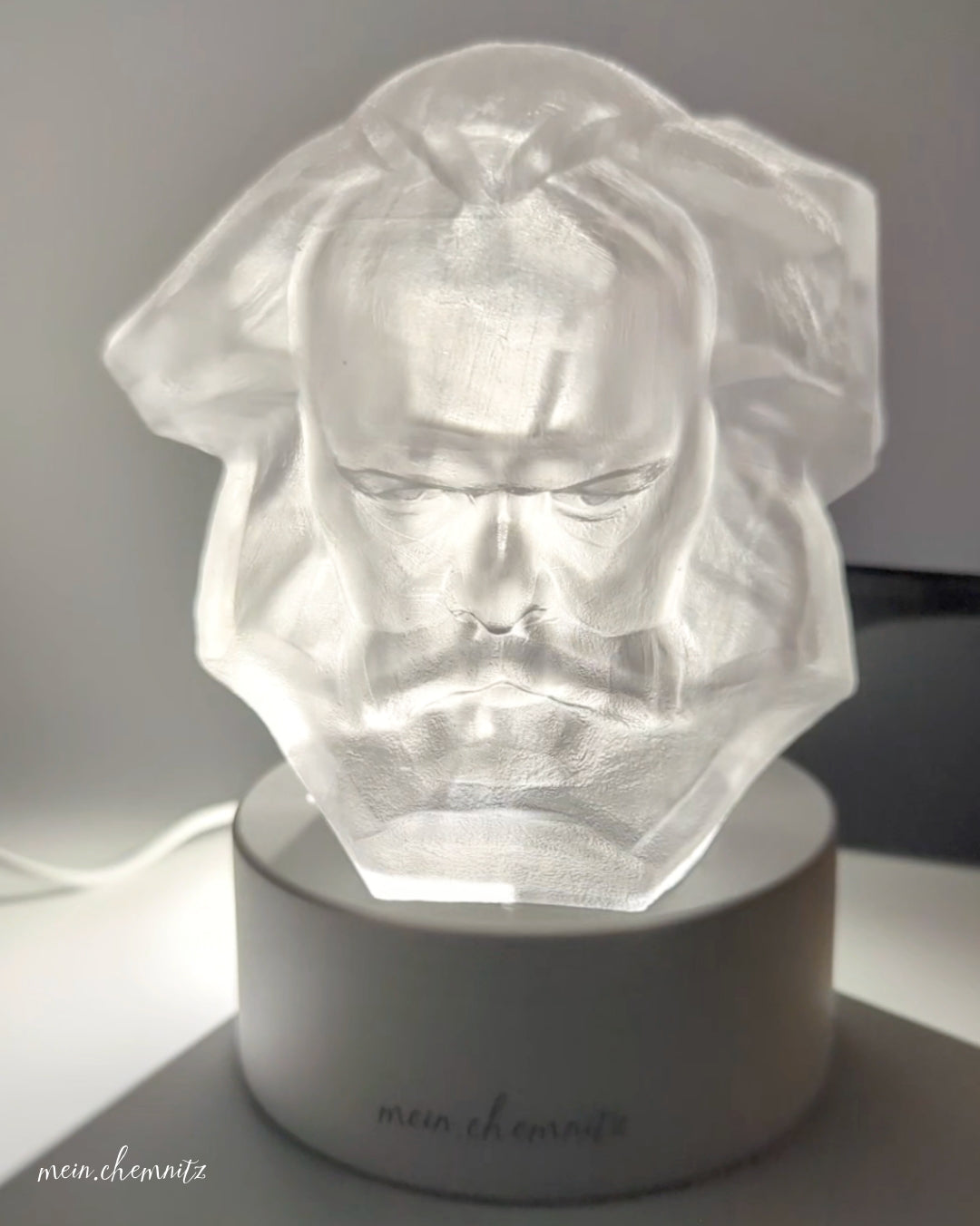 Lampe-3D-LED Karl Marx mit Farbwechsel - Tagsüber wie eine zarte Statue, aber im Dunkeln erstrahlt er. Farbwechsel