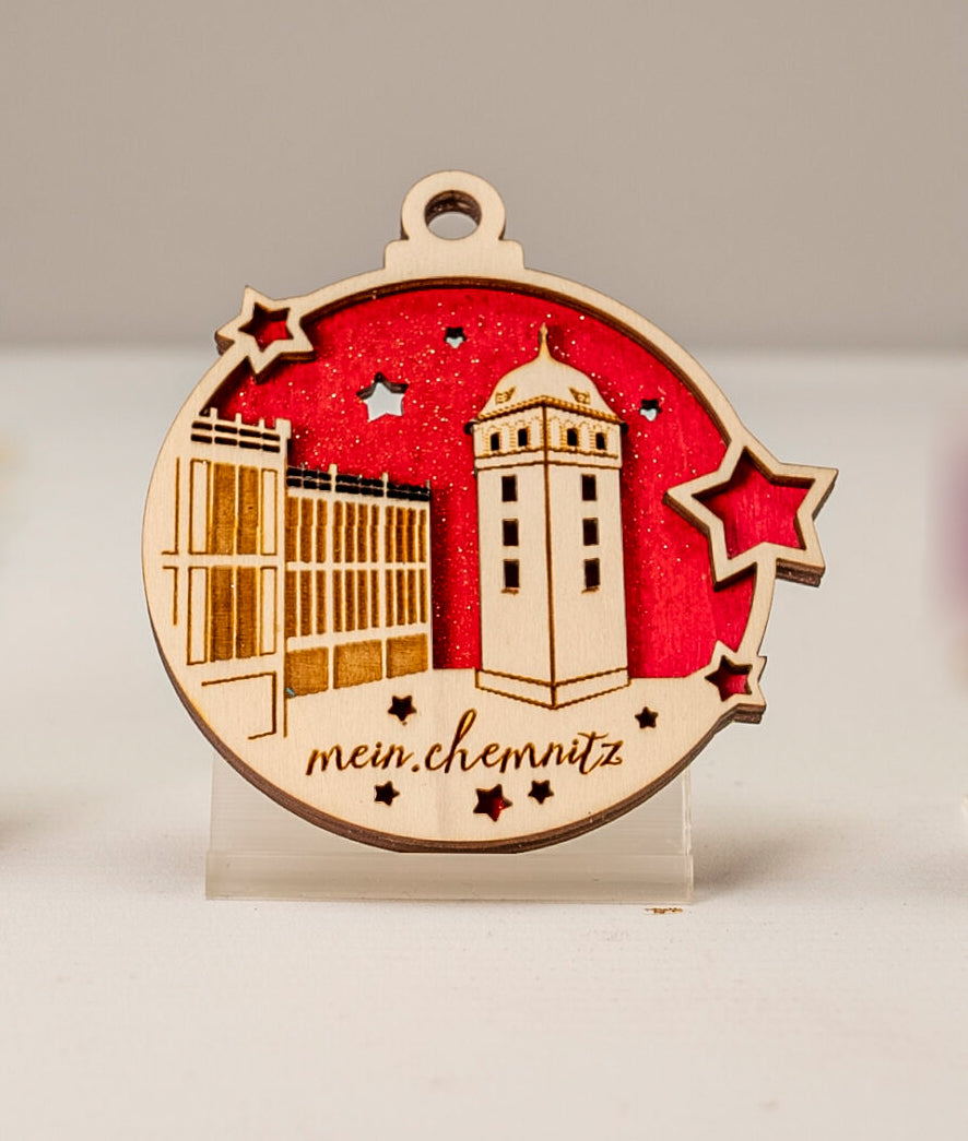 Holz-Weihnachtsschmuck Roter Turm Chemnitz, roter Hintergrund, handgefertigtes Souvenir