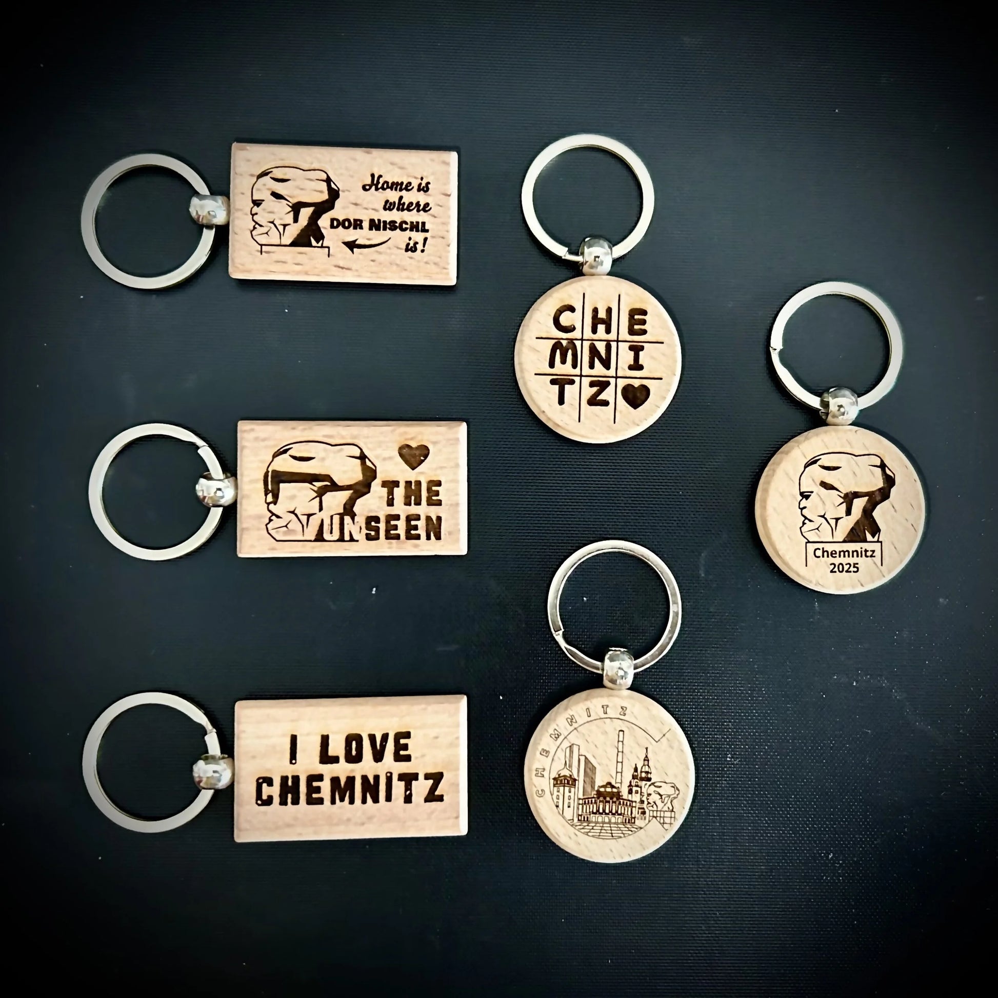 6 verschiedene Schlüsselanhänger aus Holz mit Gravur