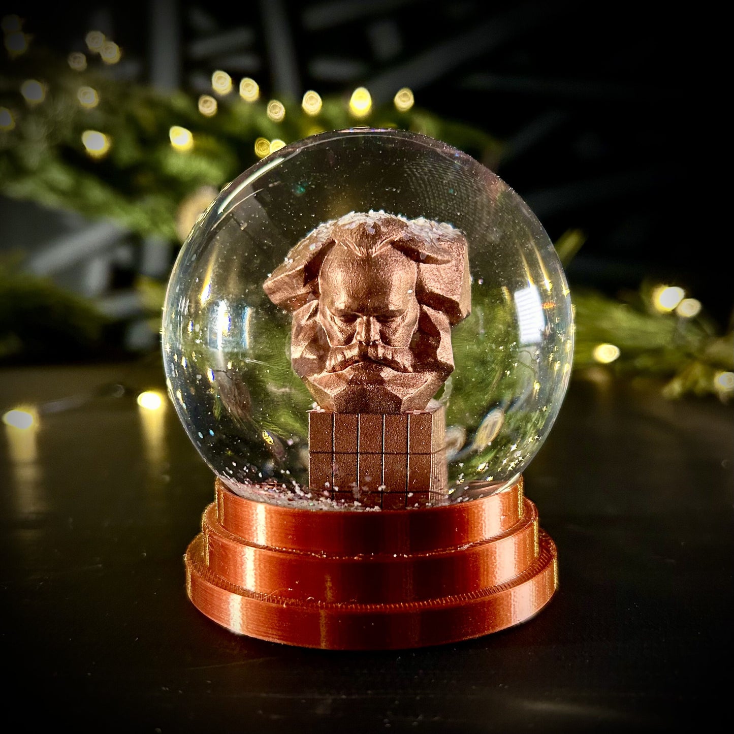 Handgefertigte Chemnitz-Schneekugel – ein Stück Heimat im winterlichen Glanz