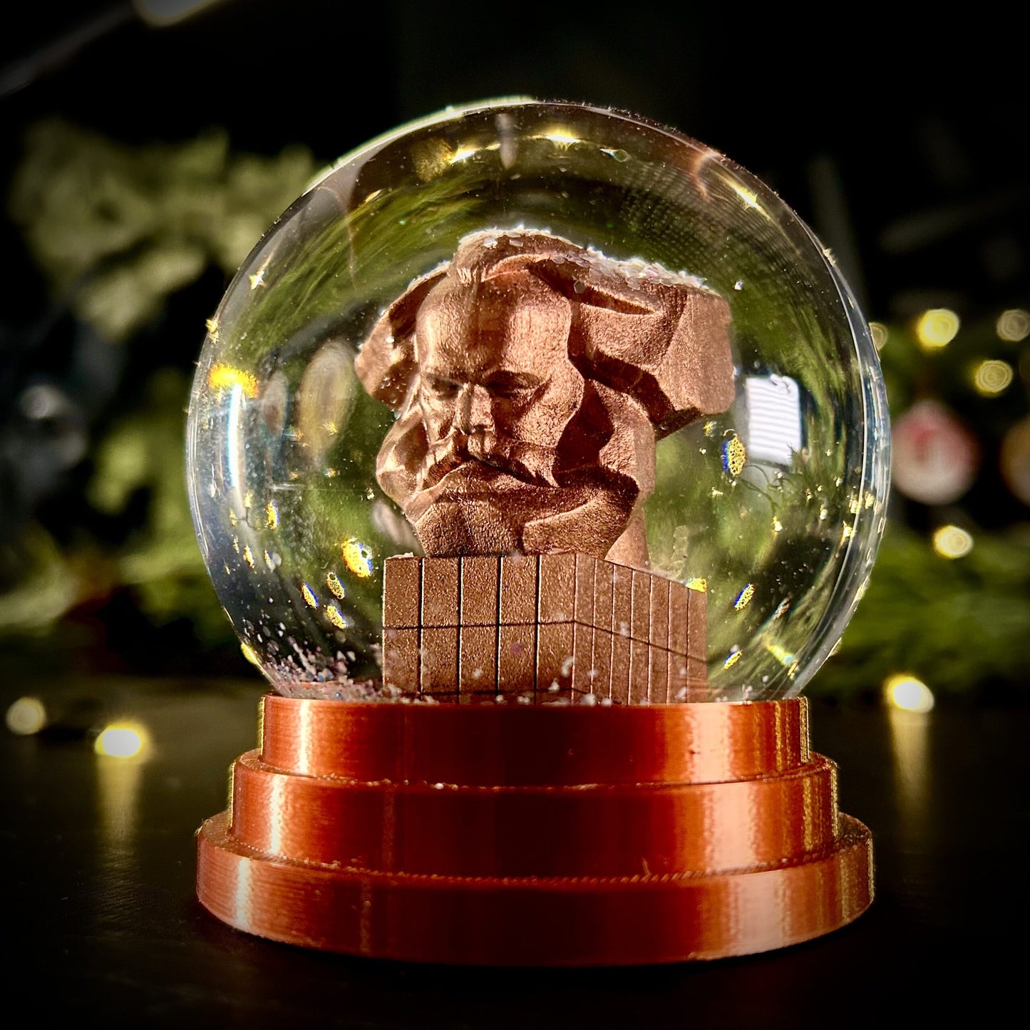 Handgefertigte Chemnitz-Schneekugel – ein Stück Heimat im winterlichen Glanz