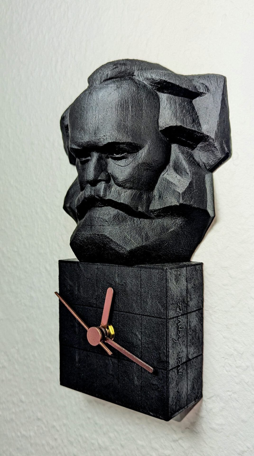 Karl Marx Monument als Wanduhr, der Renner zur Kulturhauptstadt!