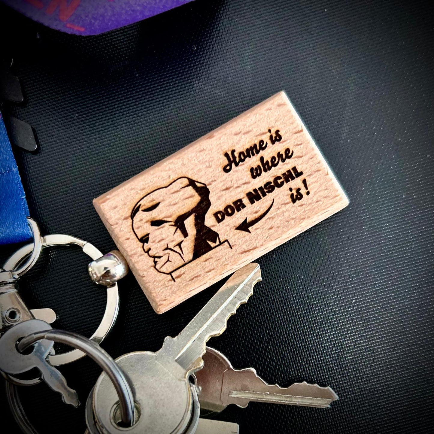 Schlüsselanhänger - Chemnitzer Karl Marx Kopf Miniatur und Schriftzug "Home is where DOR NISCHLE is!" Das perfekte Geschenk für Chemnitzer.