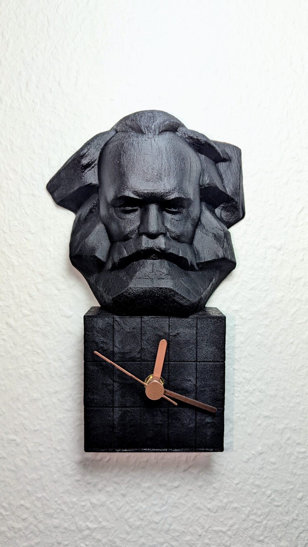 Karl Marx Monument als Wanduhr, der Renner zur Kulturhauptstadt!