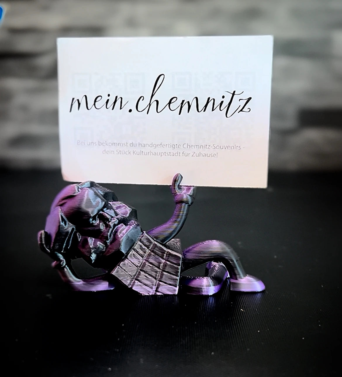 Chemnitzer Karl Marx Kopf Miniatur - liegend und präsentiert eine Nachricht - frech, lustig, mutig