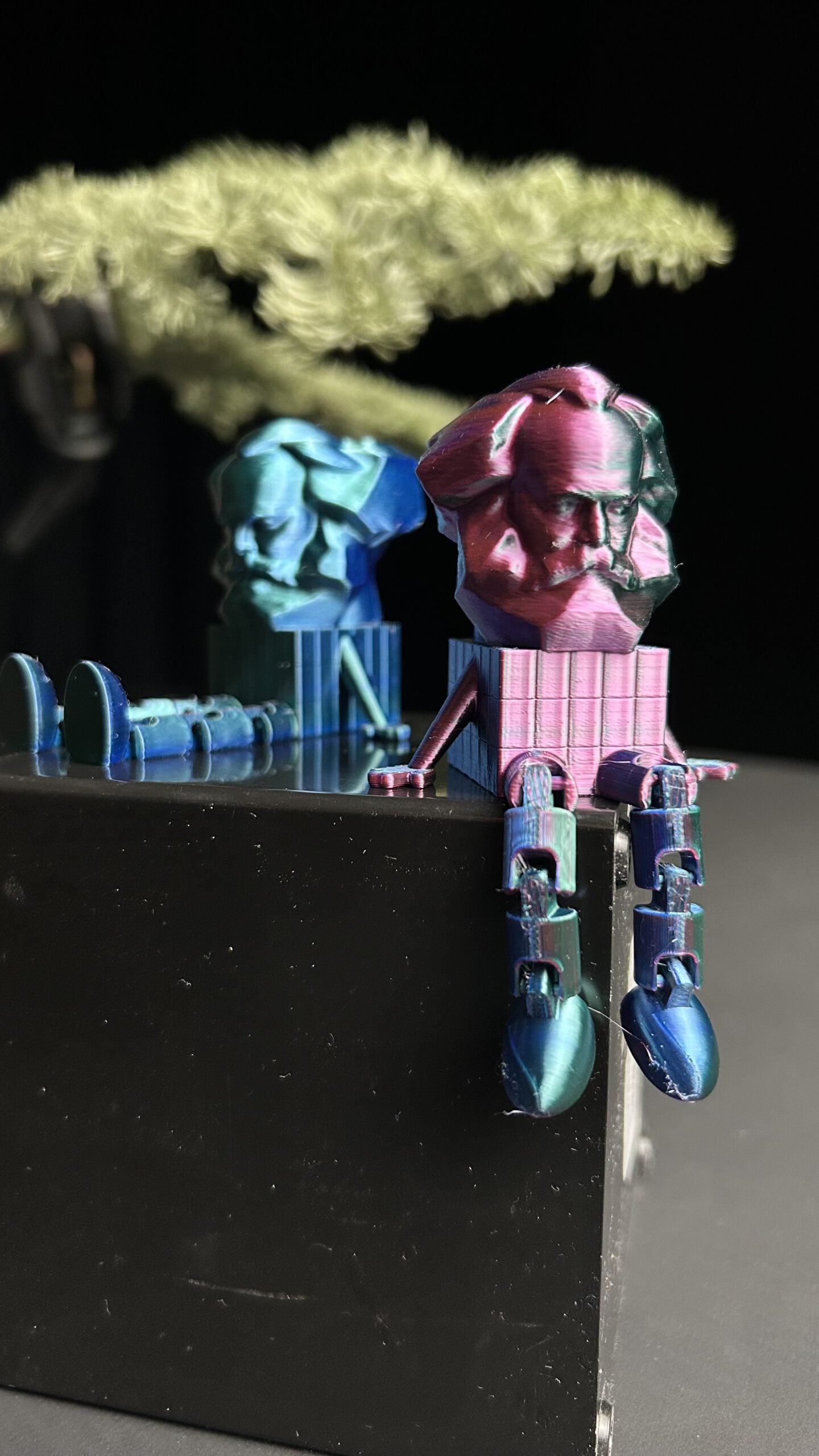 Stell dir vor: Das bekannte Karl‑Marx‑Monument bekommt Beine, Arme