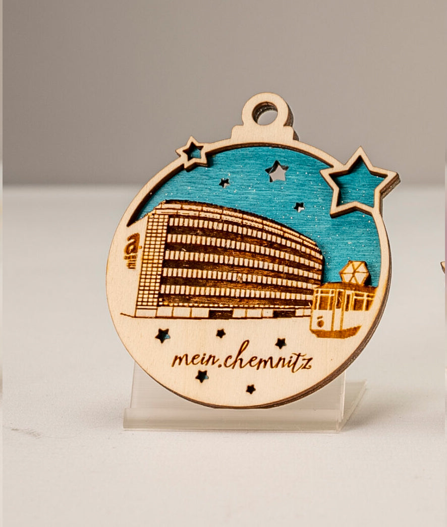 Holz-Weihnachtsschmuck smac Chemnitz, türkisfarbener Hintergrund, modernes Wahrzeichen