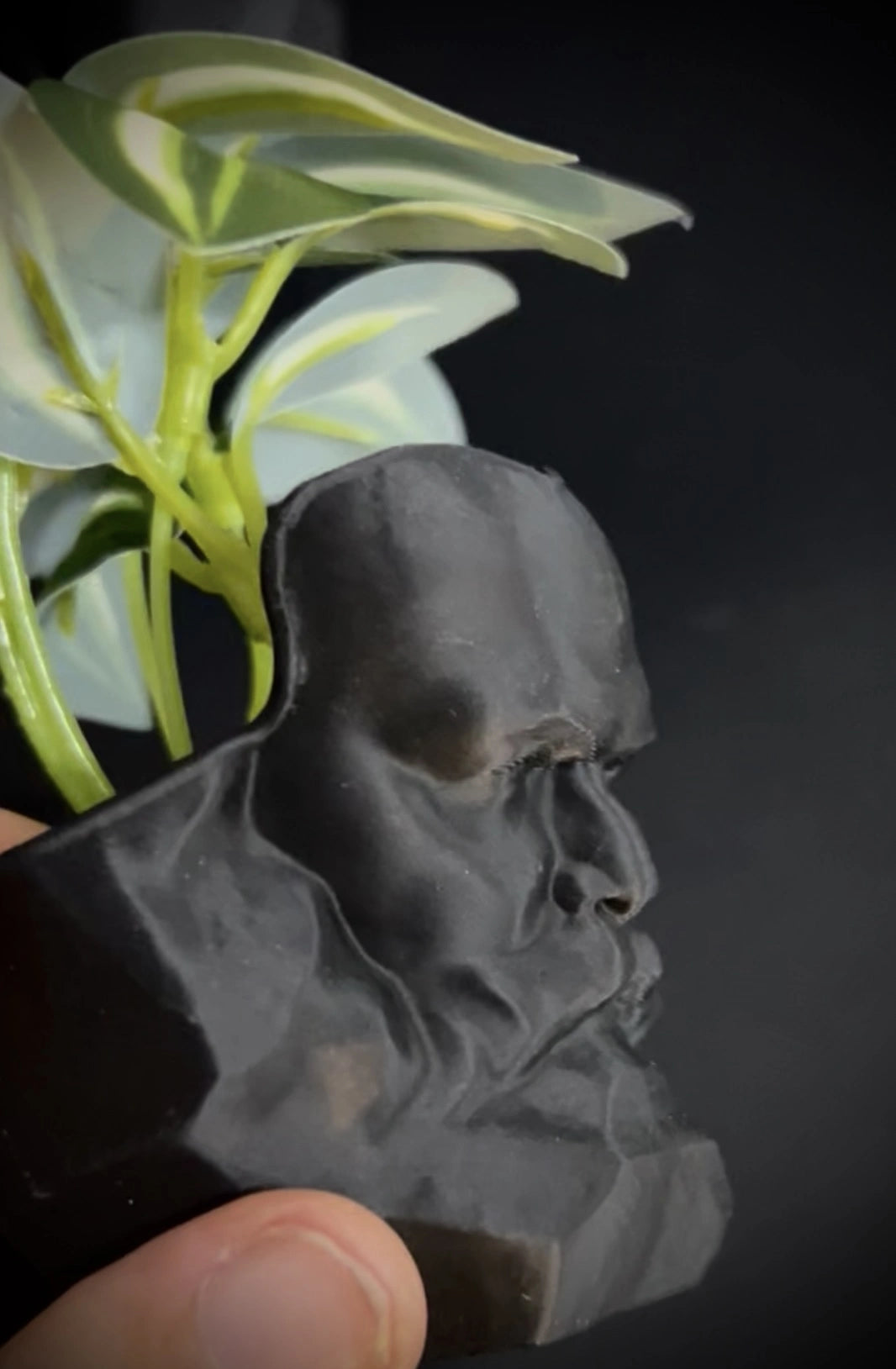 Detailgetreue Nachbildung des Chemnitzer Karl Marx Kopfes als Blumentopf zur modernen Wohnungseinrichtung